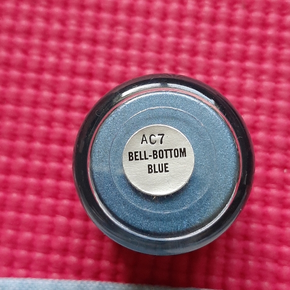 MAC bell bottom blue eye shadow pigment. - Picture 5 of 5